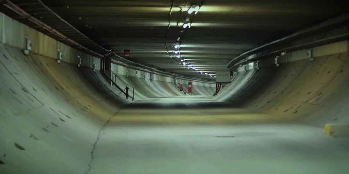 [Imagen de un pasillo de hormigón subterráneo y oscuro]