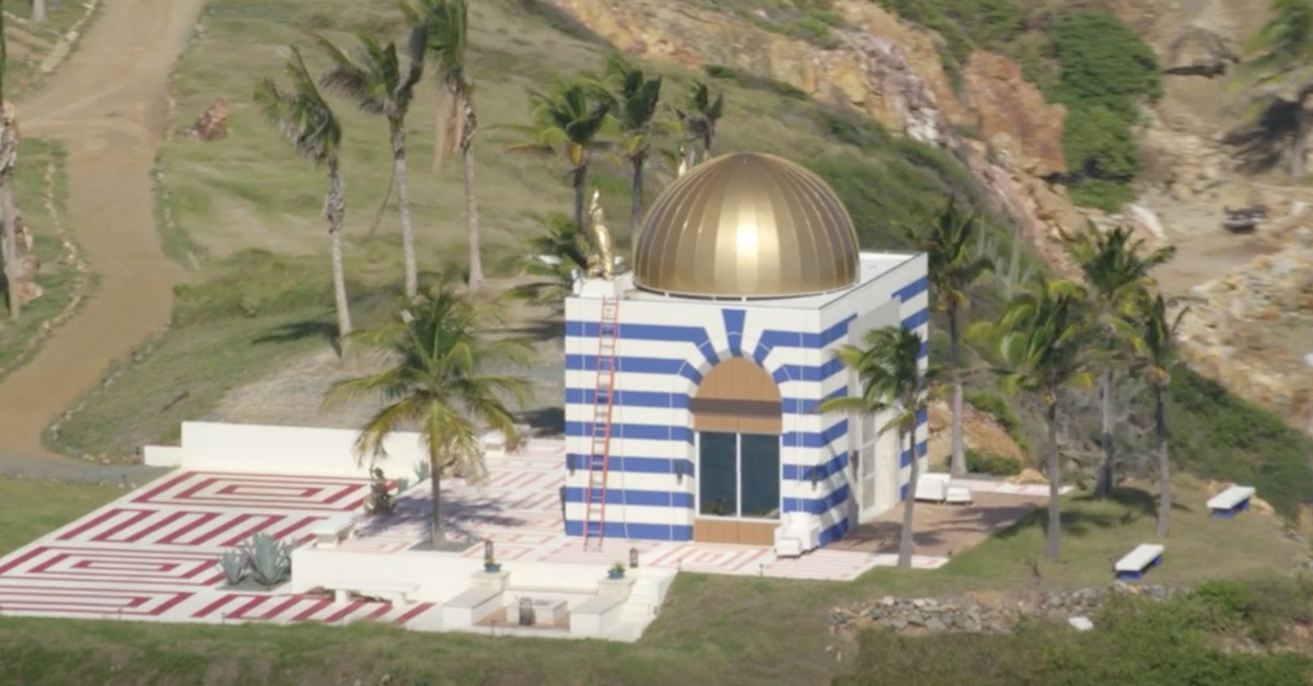 El misterioso templo azul y blanco en la isla de Jeffrey Epstein