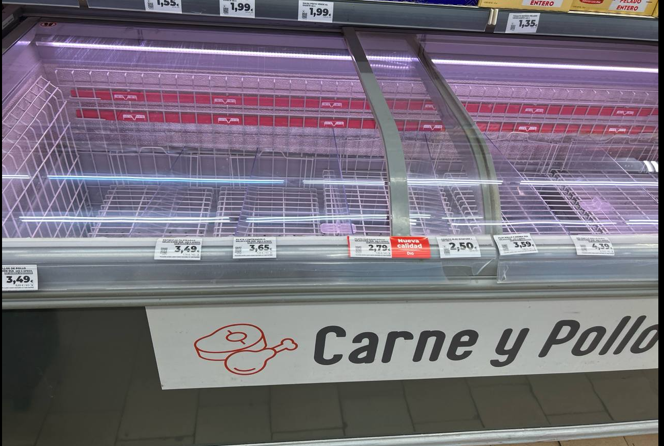 Estanterías vacías de supermercado durante la crisis